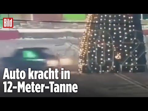 CHAOS AUF FESTPLATZ: Autofahrer rammt Weihnachtsbaum um