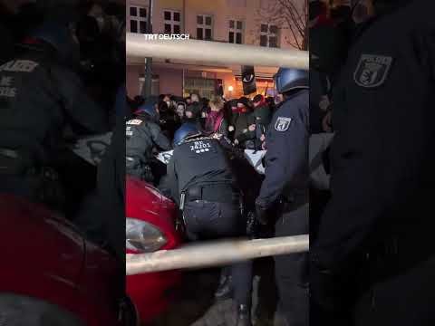 Polizeigewalt bei Demo gegen Polizeigewalt in Berlin Polizeigewalt bei Demo gegen Polizeigewalt in Berlin