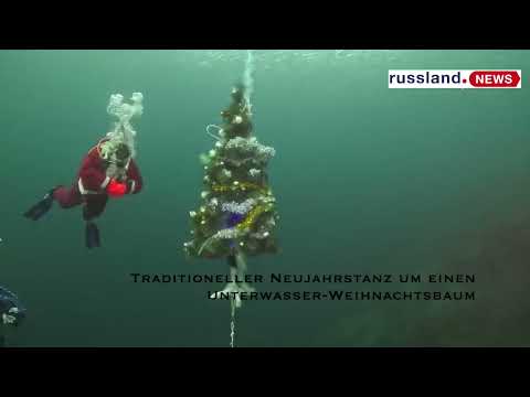 Traditioneller Neujahrstanz um einen Unterwasser Weihnachtsbaum Traditioneller Neujahrstanz um einen Unterwasser Weihnachtsbaum