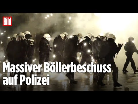 MASSIVER BÖLLERBESCHUSS: Polizei muss sich zurückziehen – Festnahmen in Hamburg
