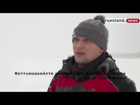 Rettungskräfte informieren Eisangler in der Nähe von Moskau