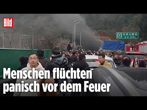 Feuer auf Autobahn: Brand verursacht mehrere Unfälle – Menschen rennen vor Panik
