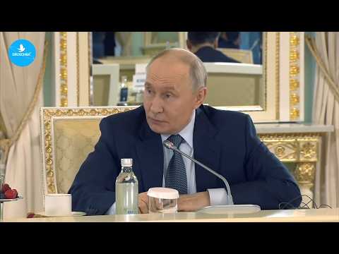 Wladimir Putin: Schröder ist nicht Putins Freund, sondern ein mutiger deutscher Staatsmann Wladimir Putin: Schröder ist nicht Putins Freund, sondern ein mutiger deutscher Staatsmann